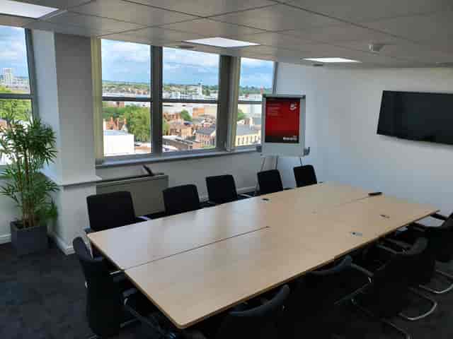 Modern meeting room with large table, ideal for corporate events and brainstorming sessions.