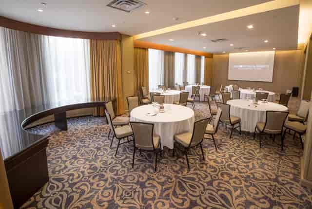 Knightsbridge meeting room in Omni King Edward, Toronto, set for conferences with round tables.
