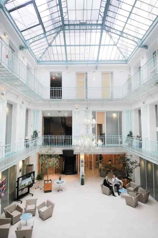 La Verriere Clery atrium with chandelier, ideal for Paris events and conferences.