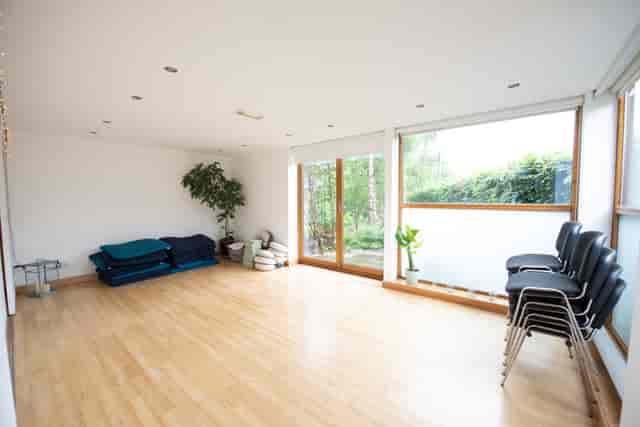 Versatile event space with natural light, ideal for workshops and gatherings.