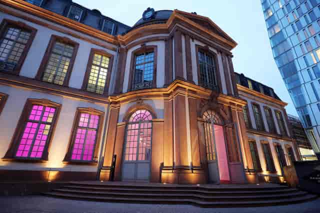 Illuminated historic venue in Palais Frankfurt, perfect for upscale receptions and gala dinners.