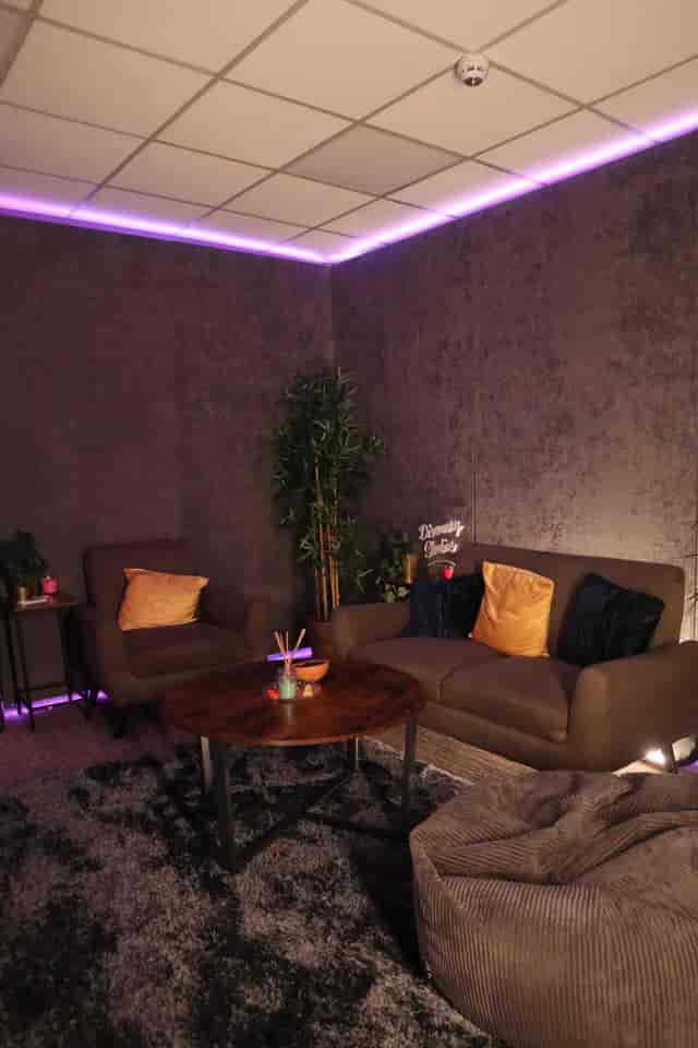 Cozy lounge at Discovery Studios for networking events with plush seating and soft lighting.