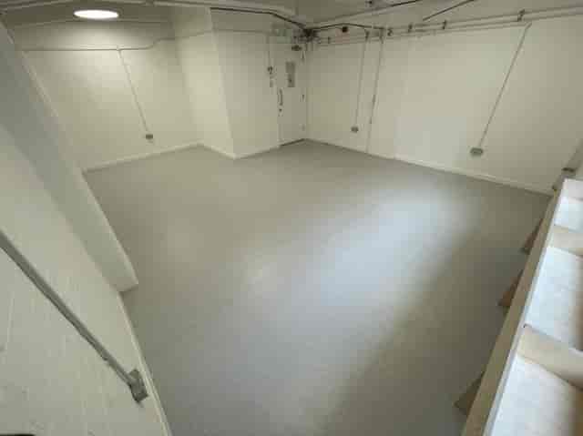 Vision Wharf Pop-Up: versatile event space with gray floor, ideal for workshops and meetings.