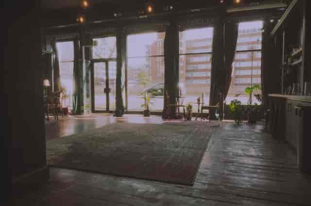 Versatile event space in GRAVITAS with natural light, ideal for meetings and gatherings.