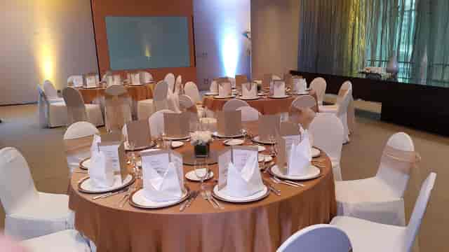Nasreen Hall in Shangri-La Dubai, elegant event space with gold and white table settings.