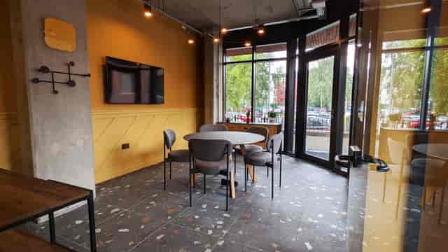 Modern meeting space with round table, ideal for collaborative discussions and presentations.