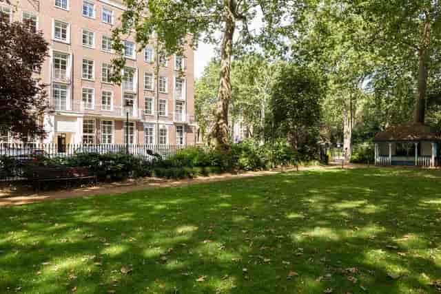 Woburn Square at University of London: lush lawn, ideal for networking events and gatherings.