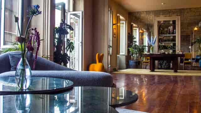 Stylish meeting space with natural light, ideal for brainstorming and informal gatherings.