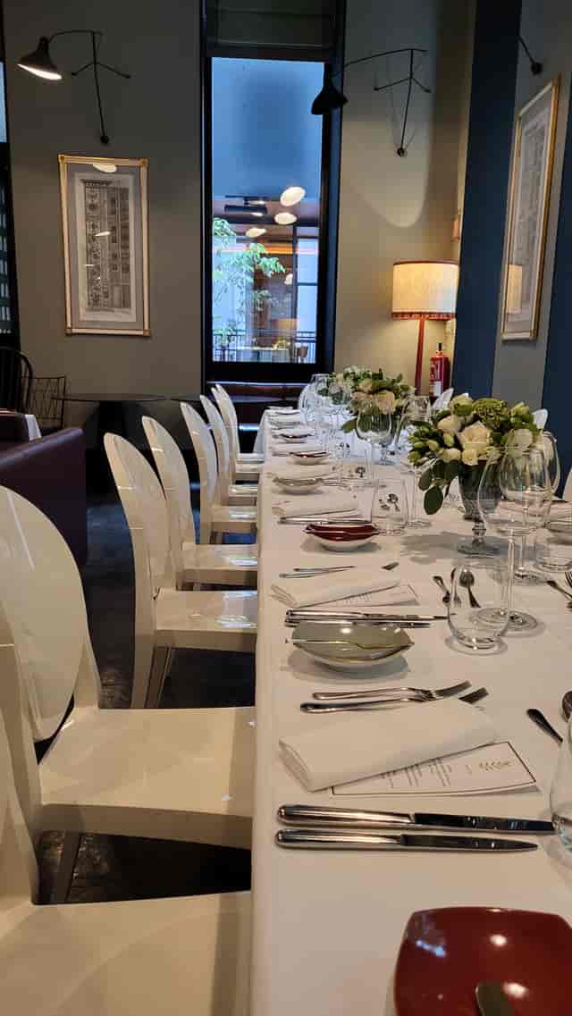 Elegant dining setup at BAR, Restaurante Sítio: white linens, floral centerpieces, corporate event.