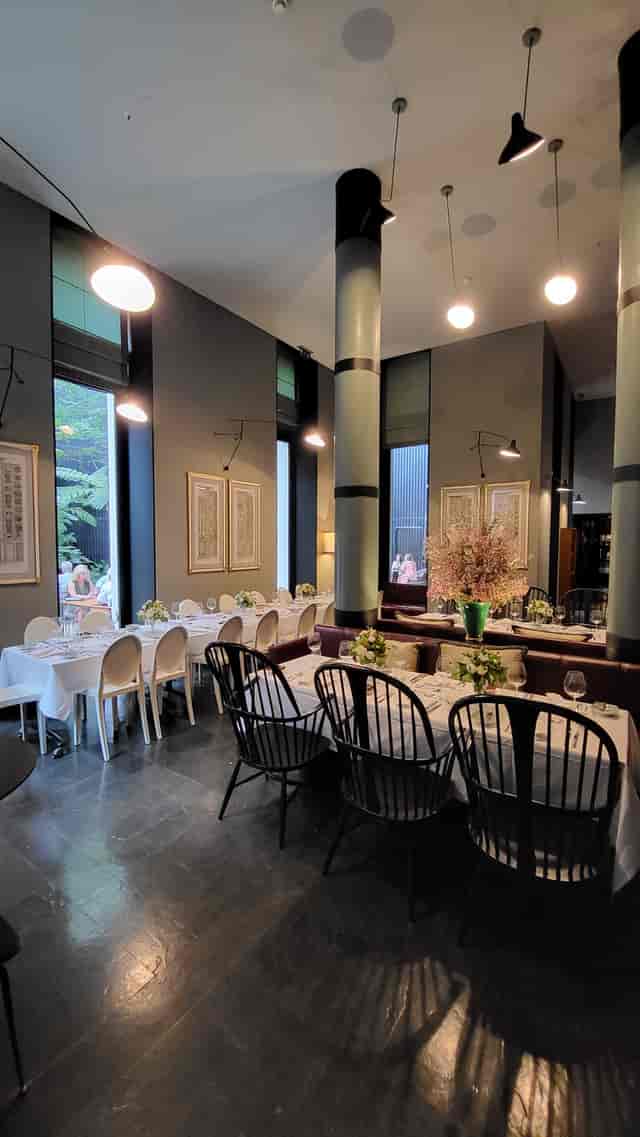 Elegant event space at Restaurante Sítio with floral arrangements for intimate gatherings.