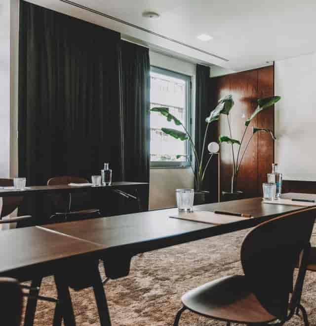 Blue Restaurant meeting room with natural light, ideal for corporate events and brainstorming.