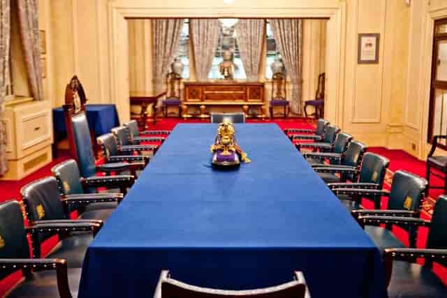 Elegant meeting room with blue table, ideal for corporate events and strategic planning.