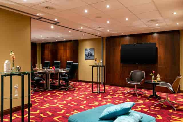 De Zwaan meeting room in Renaissance Amsterdam Hotel, modern design for professional events.
