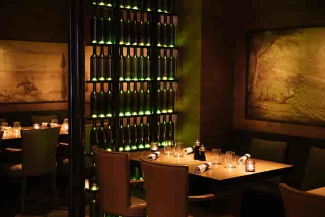 Intimate dining space at Bourgogne Space, ideal for private events and networking dinners.