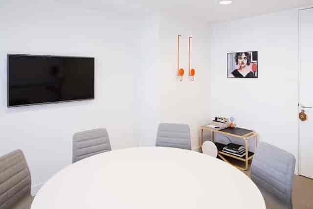 Modern meeting room with round table for collaboration at Spaces Herengracht.