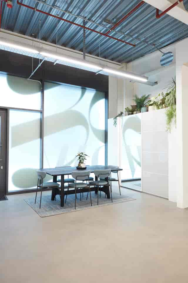 Modern meeting space with sleek table and natural light for collaborative events.