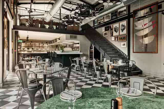 Stylish dining room with modern decor, perfect for casual meetings and social events.