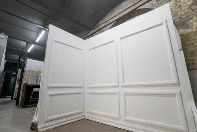 Customizable backdrop at XL STUDIO for elegant conferences and trade shows.