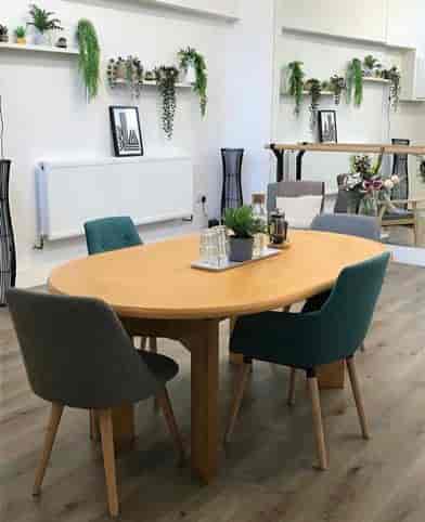 Modern meeting space with oval table, ideal for brainstorming and collaboration.