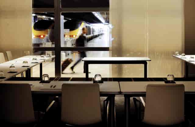 Modern meeting space with sleek furniture, ideal for corporate events and workshops.