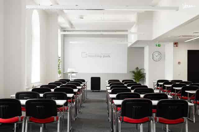 Pallas meeting space with black chairs, ideal for corporate workshops and presentations.