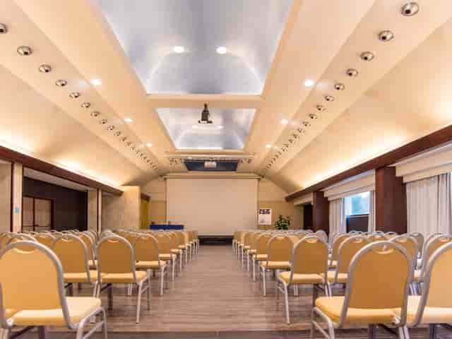 Meeting Room at Mercure Roma West with elegant ceiling, ideal for conferences and workshops.
