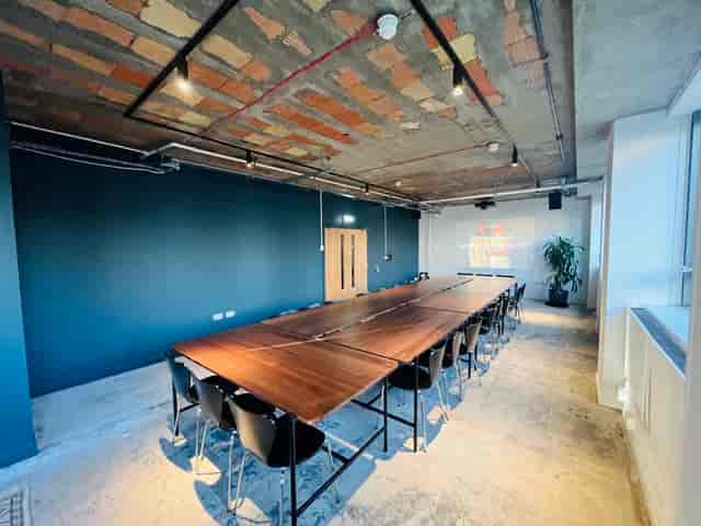 Modern meeting room at FACTORY 15, ideal for workshops and strategic planning.