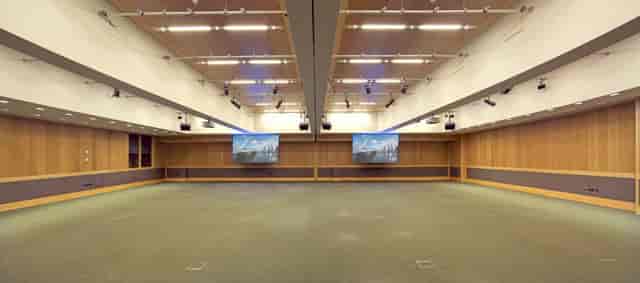 Wicklow Hall 2 in Dublin: spacious meeting room with dual screens for conferences.