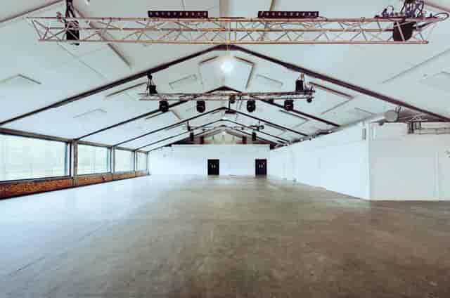 Spacious event venue with high ceilings for conferences and exhibitions at OVAL STUDIOS.