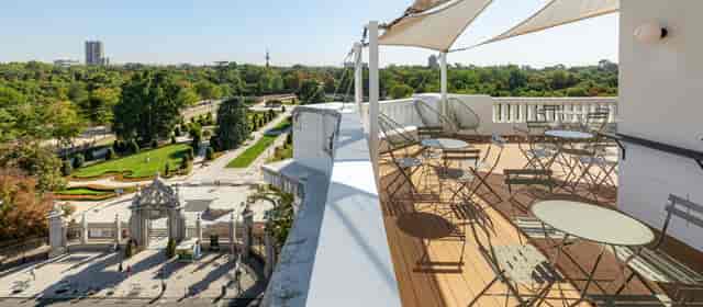 Rooftop terrace at Comet Retiro, perfect for outdoor events and networking receptions.