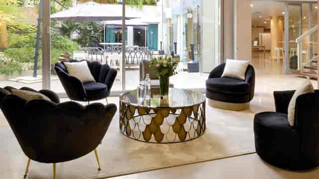 Stylish lounge area in Chateauform 28 George V, perfect for networking events.