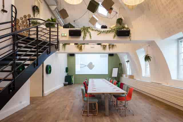 Modern meeting space with colorful chairs, ideal for workshops and strategic meetings.