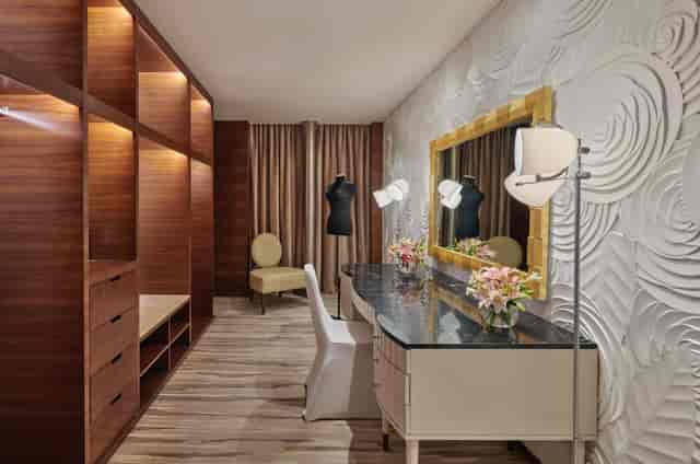 Al Loulou'a Ballroom dressing room, elegant vanity for event preparations in Riyadh.