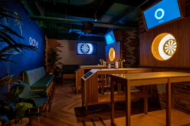 Modern event space in Oslo with wooden tables, ideal for networking and team-building.