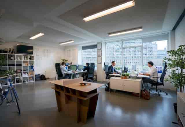 Modern office space with open workstations, ideal for team meetings and brainstorming sessions.