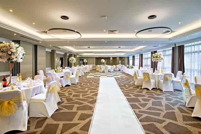 Springfield Suite at DoubleTree Ealing, elegant wedding venue with floral decor and natural light.