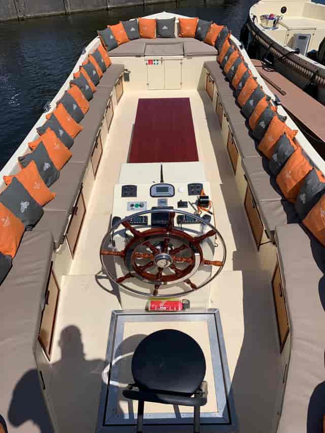 Stylish boat interior in Amsterdam for corporate retreats and team-building events.