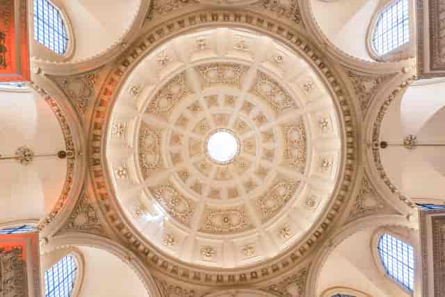 St Stephen Walbrook's elegant domed ceiling, ideal for upscale events and ceremonies.