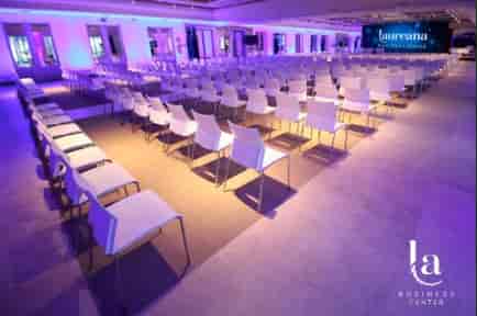 Spacious Granja room with modern chairs, perfect for corporate conferences and presentations.