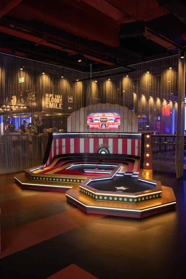 Putters Tech-infused mini golf (9 or 18 holes)