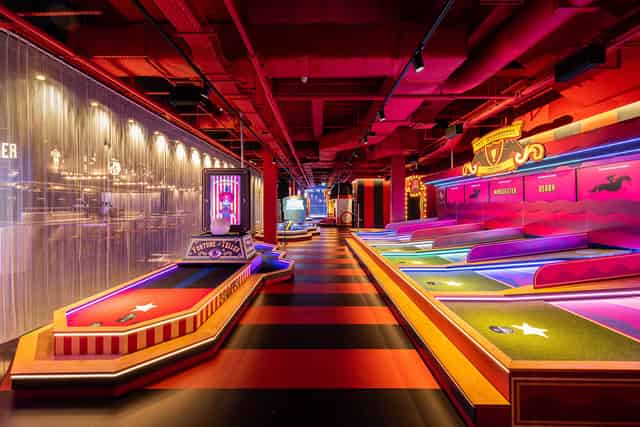 Putters Tech-infused mini golf (9 or 18 holes)