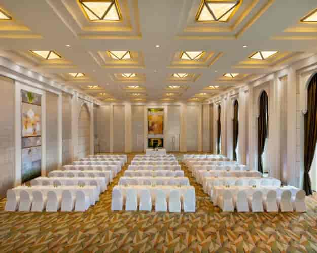 Al Bader venue at Shangri-La Dubai, elegant setup for formal conferences and banquets.