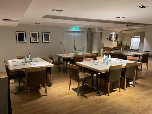 Meeting space at Salon Maupassant, ideal for workshops and brainstorming sessions.