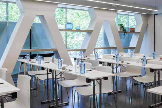Modern meeting room with natural light, ideal for workshops and corporate events.