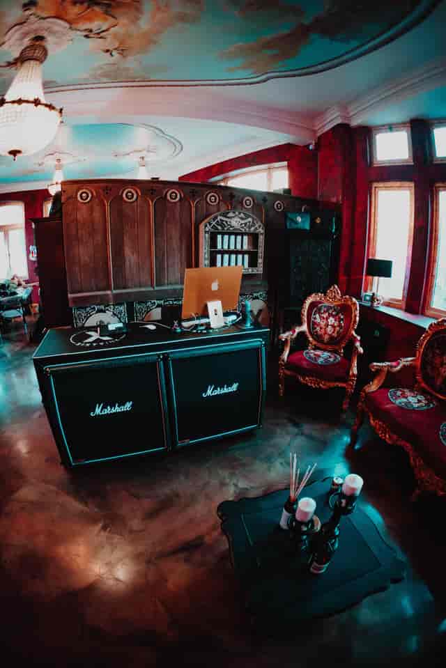 Stylish event space with Marshall speaker desk, ideal for creative meetings and gatherings.