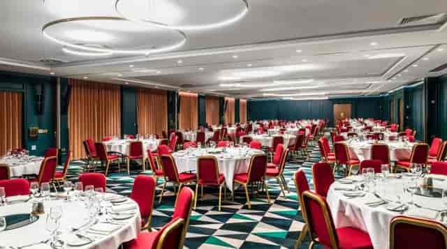 Elegant banquet hall with round tables, ideal for weddings and corporate events.