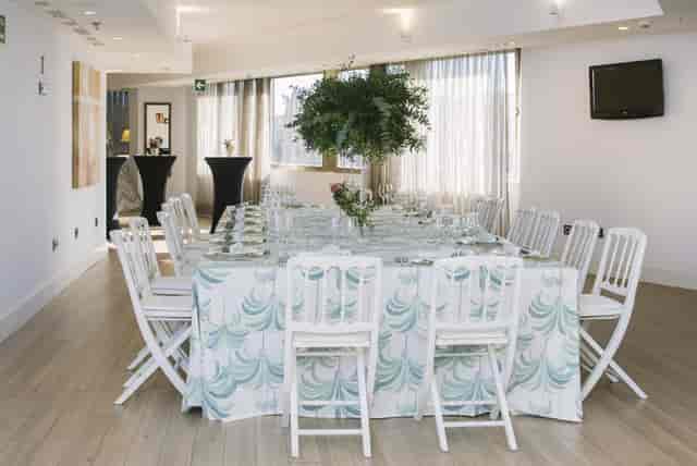 Elegant dining table in Liria, Princesa Plaza Madrid for corporate events and gatherings.