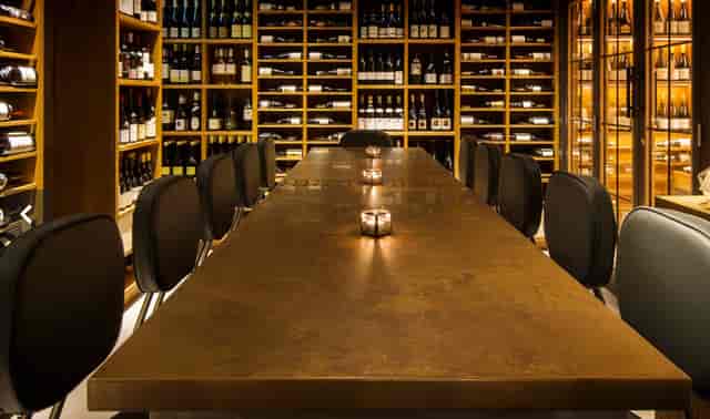 Sophisticated dining table in Comptoir Café, ideal for private dinners and corporate events.