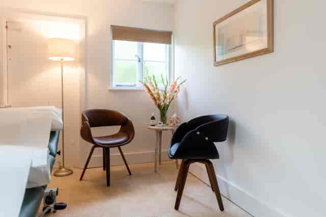 Cozy meeting space at The Oak House Studio, ideal for intimate discussions and brainstorming.
