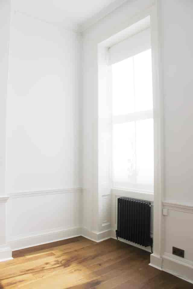 Bright minimalist meeting room with large windows for workshops and intimate meetings.